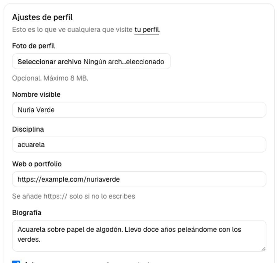 Página de ajustes de perfil con campos para foto, nombre visible, disciplina, web y biografía, y una casilla para recibir avisos por correo.